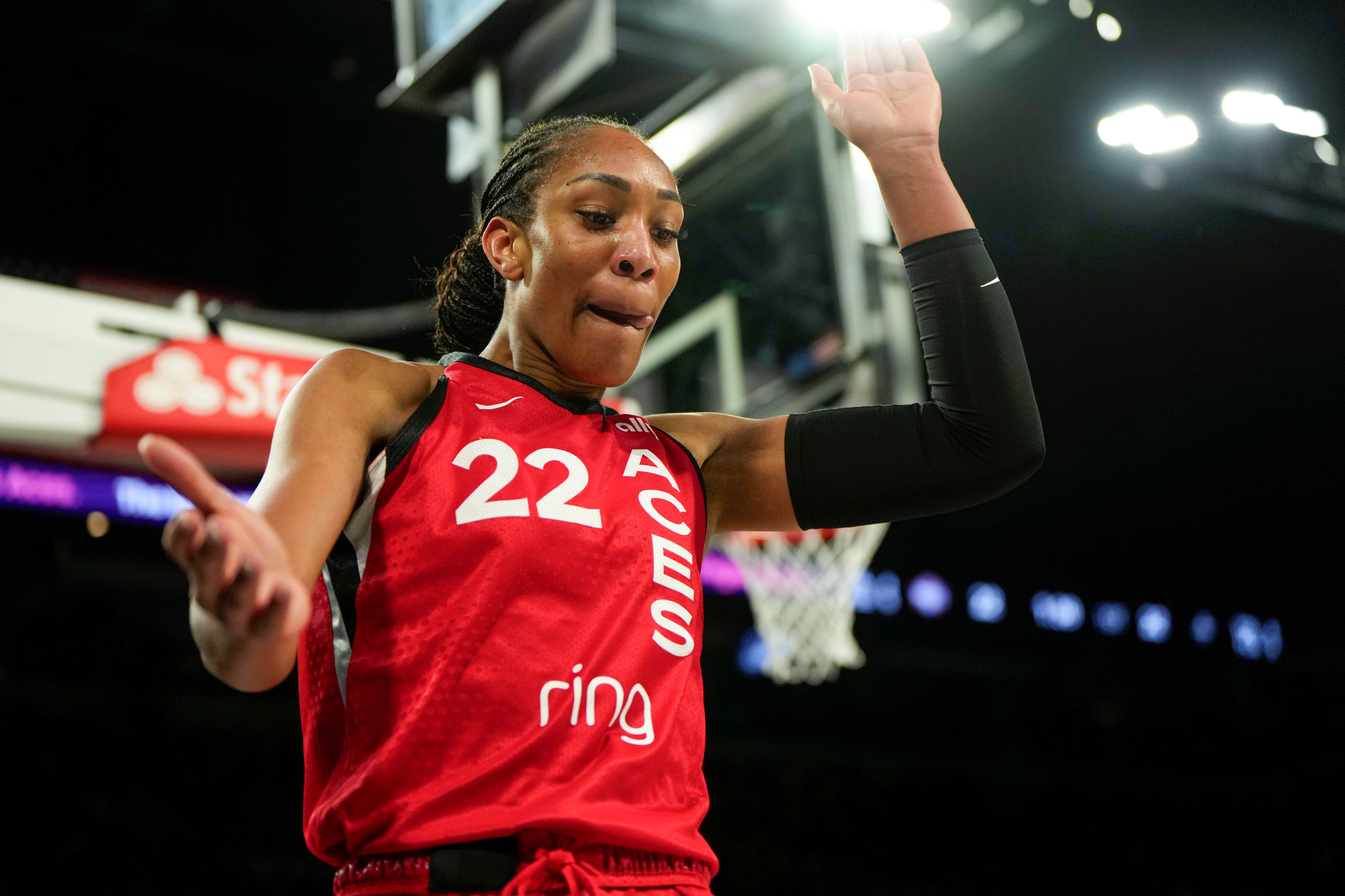 无解！阿贾-威尔逊17中9轰23分19板4助2断4帽 提前下场不刷第20板