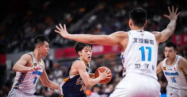 足球比分 球探分析-CBA顶流对决遭冷遇？北京内线打爆广东！主场生死战能否逆天改命